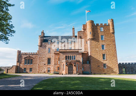 Strahlen der Nachmittagssonne hit das Schloss von Mey, ein schön restauriertes Schloss in der Nähe von Thurso im Norden von Schottland, Großbritannien Stockfoto