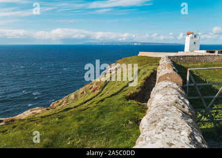 Meer stürzt auf den Klippen von der Dunnett Head Lighthouse Perimeter auf einem sonnigen Frühling Nachmittag, am nördlichsten Punkt der britischen Festland Stockfoto