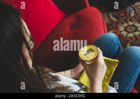 Eine junge Frau mit einem Smoothie Stockfoto