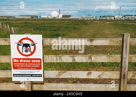 Ein Hinweisschild "Kein Drone Zone" außerhalb des Atomkraftwerks Dounreay an der nördlichen Küste von Schottland, Großbritannien Stockfoto