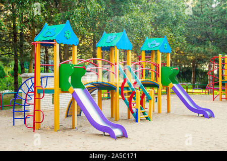 Bunte Kinderspielplatz Aktivitäten in den öffentlichen Park. Sicher ist es moderne Kinderspielplatz. Stockfoto