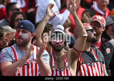 Champaign, Illinois, USA. Okt, 2019 19. Wisconsin Fans ihren Teamgeist zeigen während der NCAA grosse Konferenz 10 Fußballspiel zwischen den Illinois vs Wisconsin am Memorial Stadium in Champaign, Illinois. Dean Reid/CSM/Alamy leben Nachrichten Stockfoto