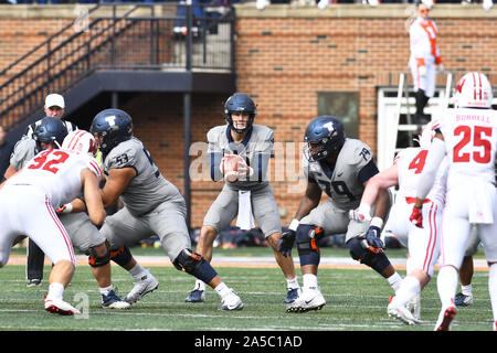 Champaign, Illinois, USA. Okt, 2019 19. Illinois Fighting Illini Quarterback Brandon Peters (18), die in Aktion während der NCAA grosse Konferenz 10 Fußballspiel zwischen den Illinois vs Wisconsin am Memorial Stadium in Champaign, Illinois. Dean Reid/CSM/Alamy leben Nachrichten Stockfoto