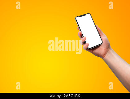 Frau Hand smart phone mit leerer Bildschirm isoliert auf Gelb. Vorlage, Modell, Modell, modernes Design. Stockfoto