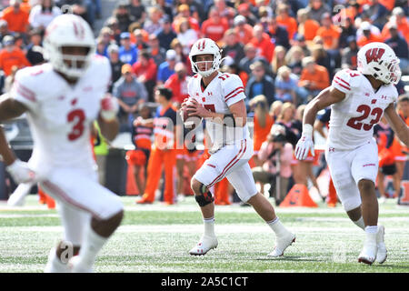 Champaign, Illinois, USA. Okt, 2019 19. Wisconsin Dachse Quarterback Jack Coan (17) Rollen aus der Tasche während des NCAA grosse Konferenz 10 Fußballspiel zwischen den Illinois Wisconsin vs im Memorial Stadium in Champaign, Illinois. Dean Reid/CSM/Alamy leben Nachrichten Stockfoto