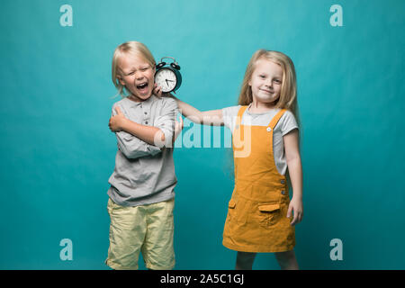 Das Mädchen wird der junge Wecker. Der junge aufwacht und schreit. Kinder Stockfoto