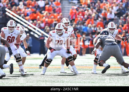 Champaign, Illinois, USA. Okt, 2019 19. Wisconsin Dachse Offensive Lineman Josh Seltzner (70), die in Aktion während der NCAA grosse Konferenz 10 Fußballspiel zwischen den Illinois vs Wisconsin am Memorial Stadium in Champaign, Illinois. Dean Reid/CSM/Alamy leben Nachrichten Stockfoto