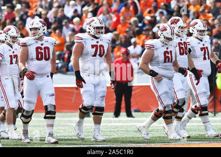 Champaign, Illinois, USA. Okt, 2019 19. Wisconsin Offensive Line Annäherung an der Line of Scrimmage während der NCAA grosse Konferenz 10 Fußballspiel zwischen den Illinois vs Wisconsin am Memorial Stadium in Champaign, Illinois. Dean Reid/CSM/Alamy leben Nachrichten Stockfoto