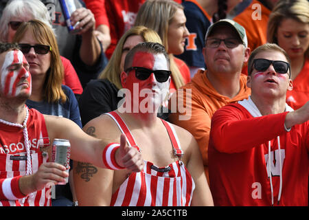 Champaign, Illinois, USA. Okt, 2019 19. Wisconsin Fans ihren Teamgeist zeigen während der NCAA grosse Konferenz 10 Fußballspiel zwischen den Illinois vs Wisconsin am Memorial Stadium in Champaign, Illinois. Dean Reid/CSM/Alamy leben Nachrichten Stockfoto