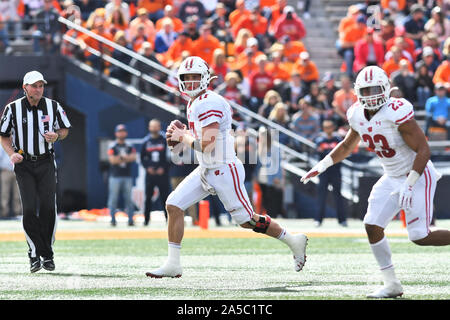 Champaign, Illinois, USA. Okt, 2019 19. Wisconsin Dachse Quarterback Jack Coan (17) Rollen aus der Tasche während des NCAA grosse Konferenz 10 Fußballspiel zwischen den Illinois Wisconsin vs im Memorial Stadium in Champaign, Illinois. Dean Reid/CSM/Alamy leben Nachrichten Stockfoto