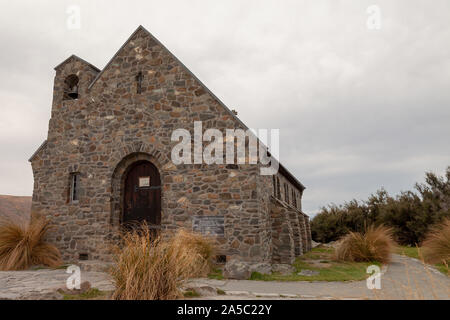 Die Kirche des Guten Hirten ist eine berühmte Touristenattraktion am südlichen Ende des Lake Tekapo. Die Kirche liegt am Ufer des Sees. Stockfoto