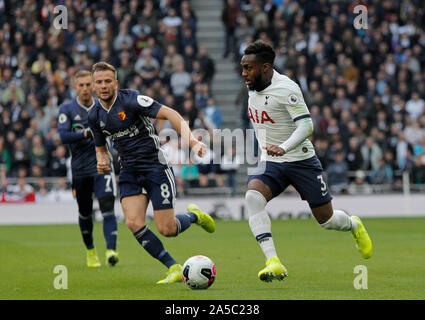 London, Großbritannien. Okt, 2019 19. Tom Cleverley von Watford und Danny Rose von Tottenham in der Barclays Premier League Match zwischen den Tottenham Hotspur und Watford, bei Tottenham Hotspur Stadium, London England am 19. Oktober 2019. Credit: Aktion Foto Sport/Alamy leben Nachrichten Stockfoto