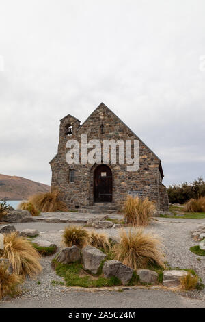 Die Kirche des Guten Hirten ist eine berühmte Touristenattraktion am südlichen Ende des Lake Tekapo. Die Kirche liegt am Ufer des Sees. Stockfoto