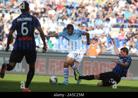 Rom, Italien. Okt, 2019 19. Rom, Italien, 19. Oktober 2019: Lulic (Lazio), HANS HATEBOER (ATALANTA), die in Aktion während der italienischen Serie A Fußballspiel zwischen SS Lazio und Atalanta, im Olympiastadion in Rom am 19. Oktober 2019. Credit: Unabhängige Fotoagentur/Alamy leben Nachrichten Stockfoto