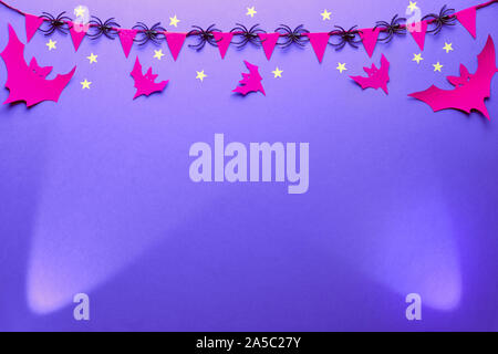 Kreative Halloween Hintergrund in Lila, Rot und Schwarz, flach mit Kopie lay-Platz. Strahler, Papier Handwerk Zahlen der Fledermäuse, Sterne und Girlande mit Fahne Stockfoto