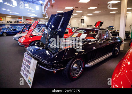 Punta Gorda, Florida, USA - Oktober 13, 2019: Schwarz 1966 Chevrolet Corvette Sting Ray in das Muscle Car City Museum angezeigt. Redaktionelle Verwendung Stockfoto