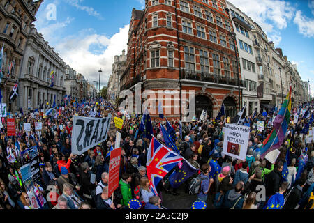 Die Demonstranten heute einen anderen Brexit Referendum März in Richtung Parliament Square in Central London anspruchsvoll. Die Abstimmung März. Stockfoto