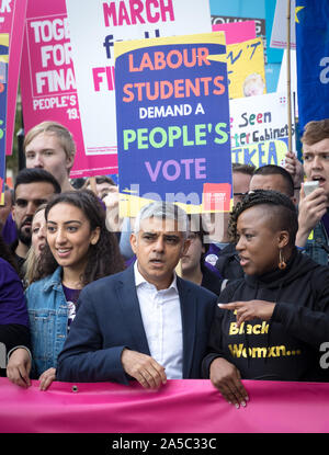 Westminster, London, Großbritannien. 19. Oktober 2019. Sadiq Khan Bürgermeister von London verbindet Demonstranten, wie sie marschieren durch London ein weiteres Referendum darüber, ob das Vereinigte Königreich anerkennt eine vorgeschlagene Brexit Angebot zu verlangen oder bleiben in der Europäischen Union (EU). Credit: Alan Fraser/Alamy leben Nachrichten Stockfoto