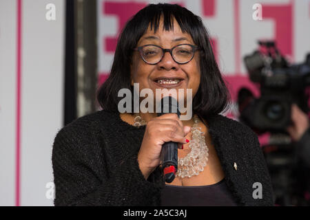 London, Großbritannien. 19. Oktober, 2019. Diane Abbott, Schatten Home Secretary, Adressen Hunderttausende von Pro-EU-Bürger an einem Gemeinsam für das letzte Wort Abstimmung der Rallye im Parlament Platz als MPs treffen sich in einem 'Super Samstag' Commons Sitzung, die erste Sitzung seit der Falkland Konflikt, zu stimmen, vorbehaltlich der Sir Oliver Letwin Änderungsantrag, auf den Brexit ausgehandelt von Premierminister Boris Johnson mit der Europäischen Union. Credit: Mark Kerrison/Alamy leben Nachrichten Stockfoto