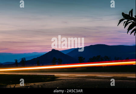 Ein Auto Schwanz vor einem Schloss in der Slowakei Stockfoto