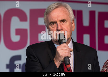 London, Großbritannien. 19. Oktober, 2019. John McDonnell, Schatzkanzler, Adressen Hunderttausende von Pro-EU-Bürger an einem Gemeinsam für das letzte Wort Abstimmung der Rallye im Parlament Platz als MPs treffen sich in einem 'Super Samstag' Commons Sitzung, die erste Sitzung seit der Falkland Konflikt, zu stimmen, vorbehaltlich der Sir Oliver Letwin Änderungsantrag, auf den Brexit ausgehandelt von Premierminister Boris Johnson mit der Europäischen Union. Credit: Mark Kerrison/Alamy leben Nachrichten Stockfoto