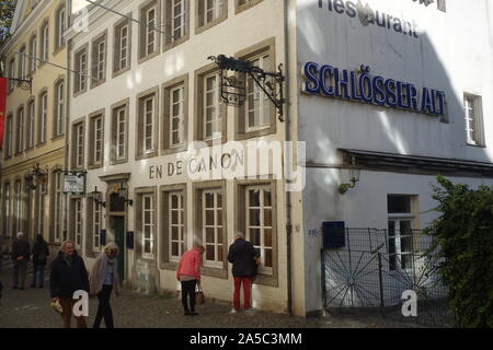 Ein älteres Paar las die Speisekarte im Fenster des Restaurants De Canon in Düsseldorf aus dem 17. Jahrhundert, das badische Spezialitäten serviert. Stockfoto