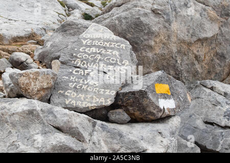 Menü für Cabana Veronica Berghütte auf einem Felsen neben dem Fußweg Marker gemalt, Picos de Europa, Spanien, Europa Stockfoto