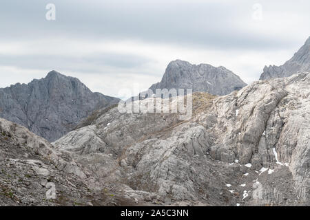 Veronica Hütte Berghütte in den Ausläufern des Schatzmeisters Peak als von Rot Horcados gesehen, Picos de Europa Nationalpark, Kantabrien, Spanien Europa Stockfoto