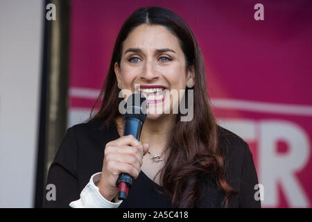 London, Großbritannien. 19. Oktober, 2019. Luciana Berger, Liberaldemokratischen MP für Liverpool Wavertree, Adressen Hunderttausende von Pro-EU-Bürger an einem Gemeinsam für das letzte Wort Abstimmung der Rallye im Parlament Platz als MPs treffen sich in einem 'Super Samstag' Commons Sitzung, die erste Sitzung seit der Falkland Konflikt, zu stimmen, vorbehaltlich der Sir Oliver Letwin Änderungsantrag, auf den Brexit ausgehandelt von Premierminister Boris Johnson mit der Europäischen Union. Credit: Mark Kerrison/Alamy leben Nachrichten Stockfoto