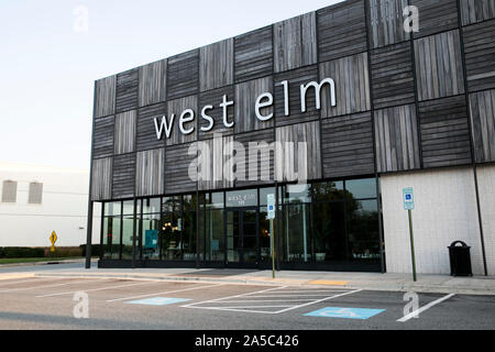 Ein logo Zeichen außerhalb einer West Elm-Store in Greensboro, North Carolina, am 15. September 2019. Stockfoto