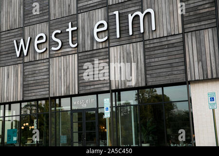 Ein logo Zeichen außerhalb einer West Elm-Store in Greensboro, North Carolina, am 15. September 2019. Stockfoto