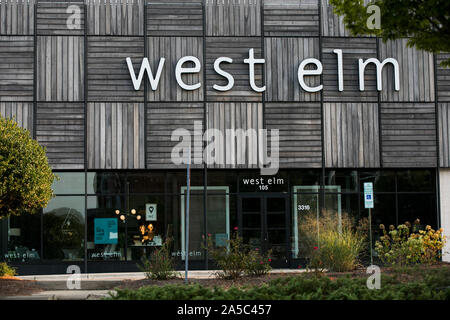 Ein logo Zeichen außerhalb einer West Elm-Store in Greensboro, North Carolina, am 15. September 2019. Stockfoto