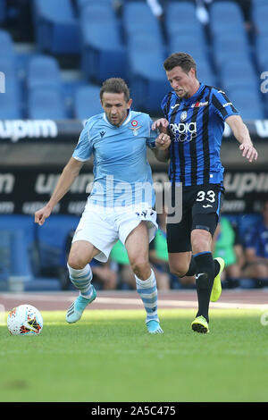 Rom, Italien. Okt, 2019 19. Rom, Italien, 19. Oktober 2019: Lulic (Lazio), HANS HATEBOER (ATALANTA), die in Aktion während der italienischen Serie A Fußballspiel zwischen SS Lazio und Atalanta, im Olympiastadion in Rom am 19. Oktober 2019. Credit: Unabhängige Fotoagentur/Alamy leben Nachrichten Stockfoto