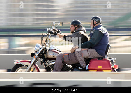 Belgrad, Serbien - Oktober 16, 2019: Zwei Männer reiten Vintage Retro Motorrad über die Stadt Street Bridge Stockfoto