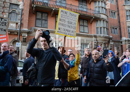 Führer des Unterhauses Jakob Rees Mogg & Sohn Peter Haupt unter Polizeieskorte nach einem Samstag Sitzung des Parlaments 19. Oktober 2019. Stockfoto