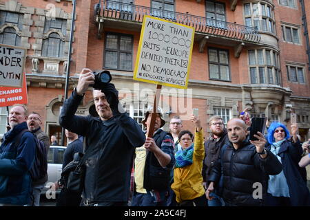 Führer des Unterhauses Jakob Rees Mogg & Sohn Peter Haupt unter Polizeieskorte nach einem Samstag Sitzung des Parlaments 19. Oktober 2019. Stockfoto