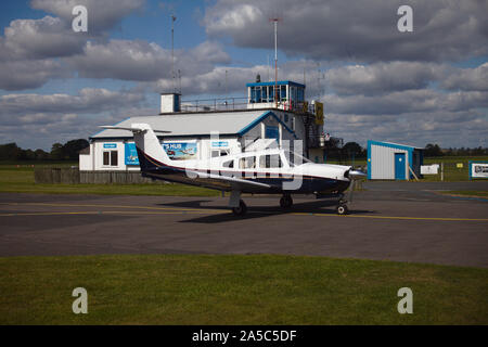 Leichte Flugzeuge in der Nähe von Tower rollen. Wolverhampton Halfpenny Green Airport Stockfoto