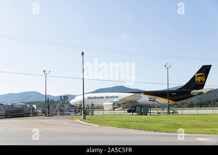 Eine UPS (United Parcel Service) Airlines Airbus A300 cargo Flugzeug in Roanoke, Virginia am 15. September 2019. Stockfoto