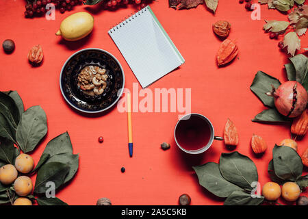 Herbst Hintergrund Frühstück Kuchen Gelbe und Rote Blätter von Beeren Früchte Nüsse Stockfoto