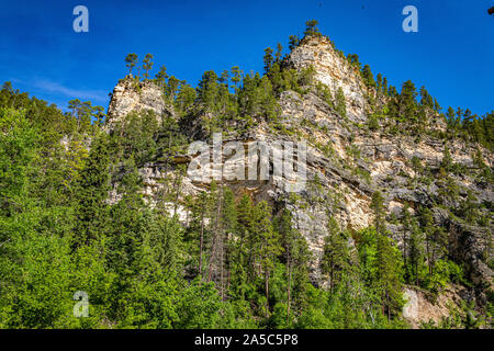 Hohen Kalkfelsen Linie der Route der Spearfish Canyon Scenic Byway in den Black Hills National Forest. Stockfoto