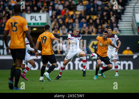 Wolverhampton, Großbritannien. 19. Okt 2019. Oriol Romeu von Southampton während der Premier League Match zwischen Wolverhampton Wanderers und Southampton an Molineux, Wolverhampton am Samstag, den 19. Oktober 2019. (Credit: Alan Hayward | MI Nachrichten) das Fotografieren dürfen nur für Zeitung und/oder Zeitschrift redaktionelle Zwecke verwendet werden, eine Lizenz für die gewerbliche Nutzung Kreditkarte erforderlich: MI Nachrichten & Sport/Alamy leben Nachrichten Stockfoto