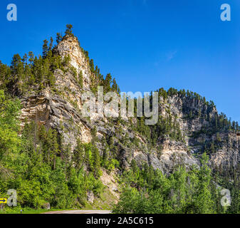 Hohen Kalkfelsen Linie der Route der Spearfish Canyon Scenic Byway in den Black Hills National Forest. Stockfoto