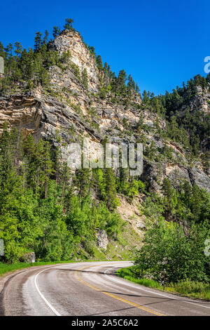 Hohen Kalkfelsen Linie der Route der Spearfish Canyon Scenic Byway in den Black Hills National Forest. Stockfoto