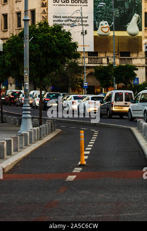 Auto Verkehr zur Hauptverkehrszeit in der Innenstadt liegt, Victoriei Boulevard (Calea Victoriei) in Bukarest, Rumänien, 2019 Stockfoto