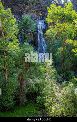 Bridal Veil Falls ist ein leicht zugängliches 60 Fuß hohen Wasserfall entlang der Spearfish Canyon Scenic Byway in den Black Hills National Forest gesehen. Stockfoto