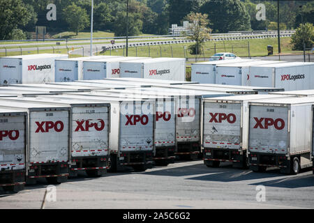 XPO Logistik semi-trailer Trucks und Trailer zu einem Fracht- Werk in Roanoke, Virginia am 15. September 2019. Stockfoto