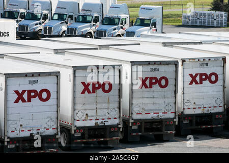 XPO Logistik semi-trailer Trucks und Trailer zu einem Fracht- Werk in Roanoke, Virginia am 15. September 2019. Stockfoto