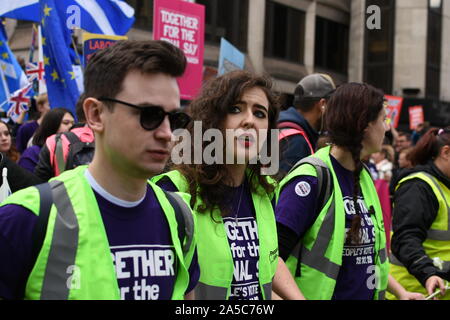 Eine Gruppe von jungen Demonstranten nehmen Teil während der Demonstration. Brexit März, Tausende von Demonstranten aus über Großbritannien haben marschierten durch die Innenstadt von London eine öffentliche Abstimmung über Boris Johnson's Brexit Angebot zu verlangen. Stockfoto