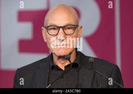 Westminster, London, Großbritannien. 19. Oktober 2019. Star Trek Schauspieler Sir Patrick Stewart sporne die Menge. Hunderttausende Anhänger der 'Abstimmung' konvergieren auf Westminster für eine "endgültige sagen 'neuen Premierminister Boris Johnson's Brexit beschäftigen. MPs Debatte im Unterhaus die kürzlich neu verhandelt Brexit beschäftigen. Politiker, Neben prominenten Adresse die Sammlung an Parliament Square. Stockfoto