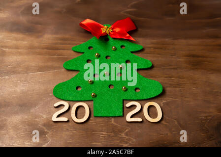 Weihnachtsbaum mit Filz Spielzeug auf einem dunklen Hintergrund mit Zahlen 2020 Stockfoto